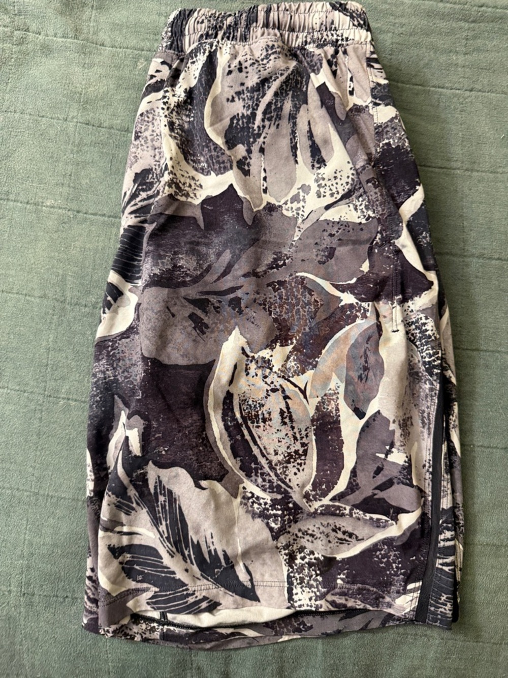 Lululemon 9inch short, lined